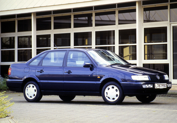 Pictures of Volkswagen Passat Sedan UK-spec (B4) 1993–97