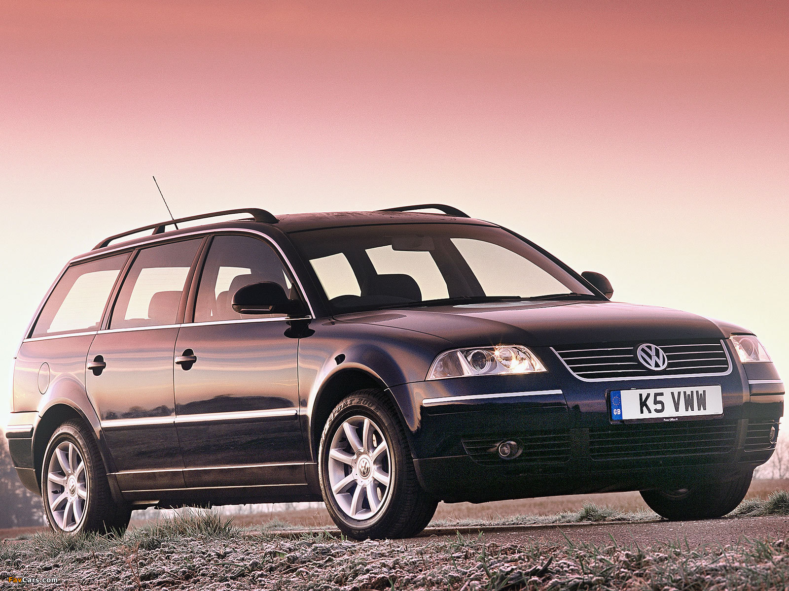 Pictures of Volkswagen Passat Variant UK-spec (B5+) 2000–05 (1600 x 1200)