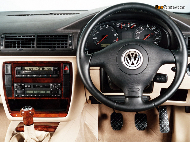 Pictures of Volkswagen Passat 1.8T Sedan ZA-spec (B5+) 2000–05 (640 x 480)