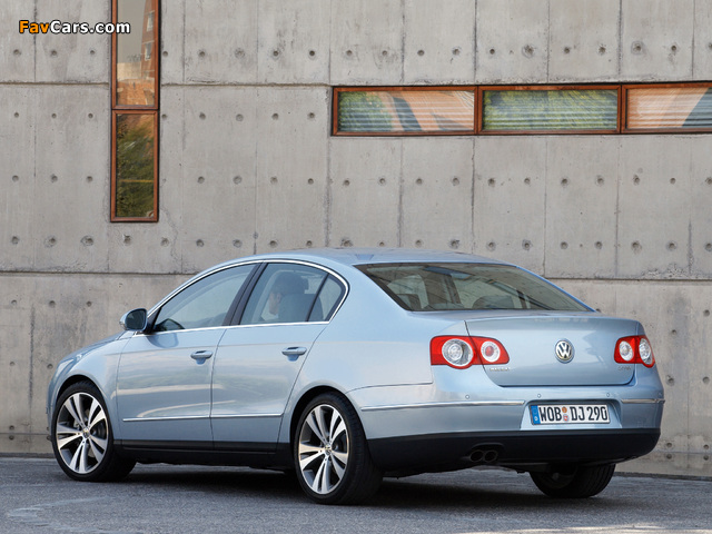 Pictures of Volkswagen Passat 2.0 FSI Sedan (B6) 2005–10 (640 x 480)