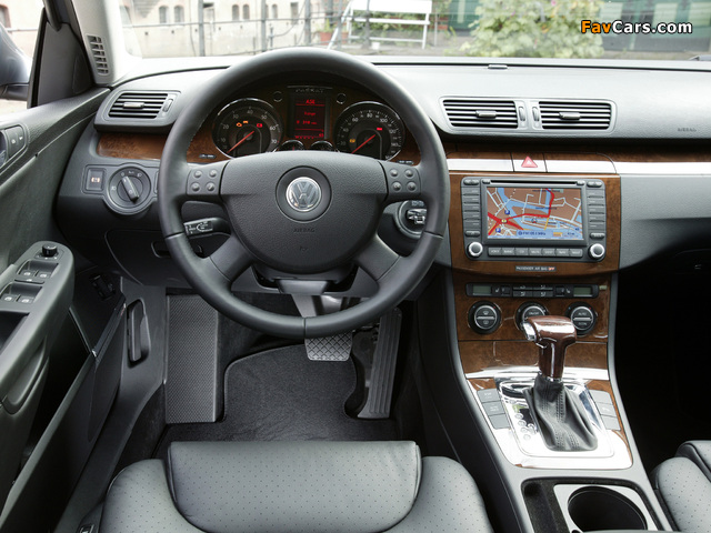 Pictures of Volkswagen Passat 3.6 4MOTION Sedan US-spec (B6) 2005–10 (640 x 480)