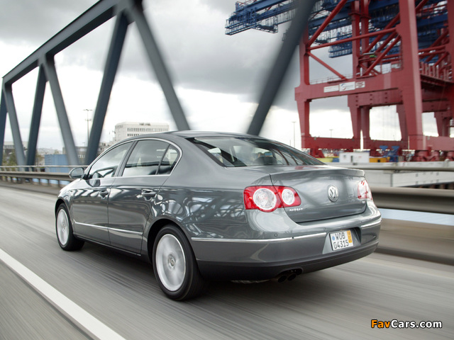 Pictures of Volkswagen Passat 3.6 4MOTION Sedan US-spec (B6) 2005–10 (640 x 480)