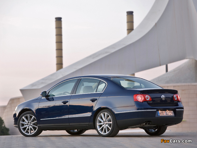 Pictures of Volkswagen Passat 2.0 FSI Sedan (B6) 2005–10 (640 x 480)