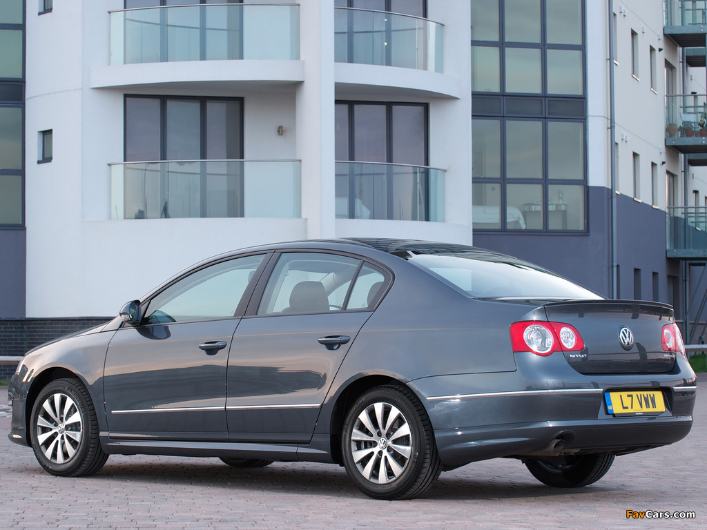 Pictures of Volkswagen Passat BlueMotion R-Line Sedan UK-spec (B6) 2009–10 (1024 x 768)