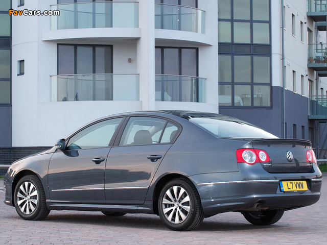 Pictures of Volkswagen Passat BlueMotion R-Line Sedan UK-spec (B6) 2009–10 (640 x 480)