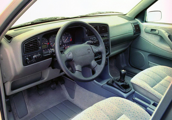 Volkswagen Passat Sedan (B4) 1993–97 photos