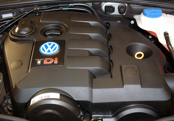 Volkswagen Passat TDI Sedan ZA-spec (B5+) 2000–05 images