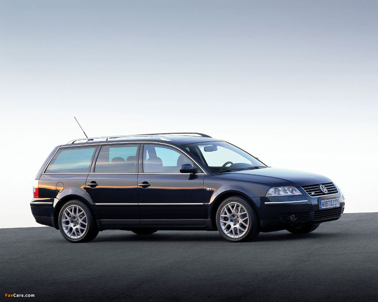 Volkswagen Passat W8 Variant (B5+) 2002–04 photos (1280 x 1024)