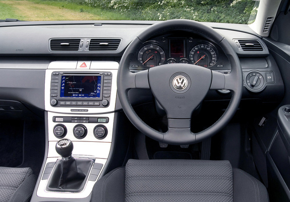 Volkswagen Passat 2.0 TDI Sedan UK-spec (B6) 2005–10 images