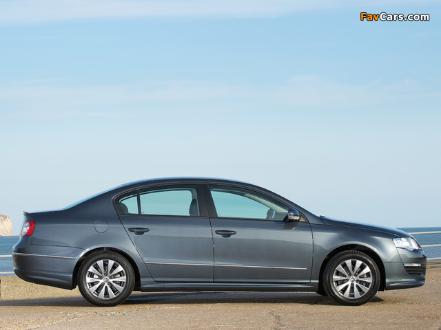 Volkswagen Passat BlueMotion R-Line Sedan UK-spec (B6) 2009–10 images (640 x 480)