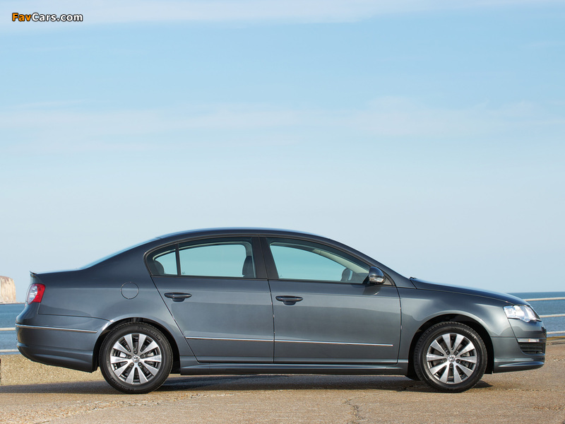 Volkswagen Passat BlueMotion R-Line Sedan UK-spec (B6) 2009–10 images (800 x 600)