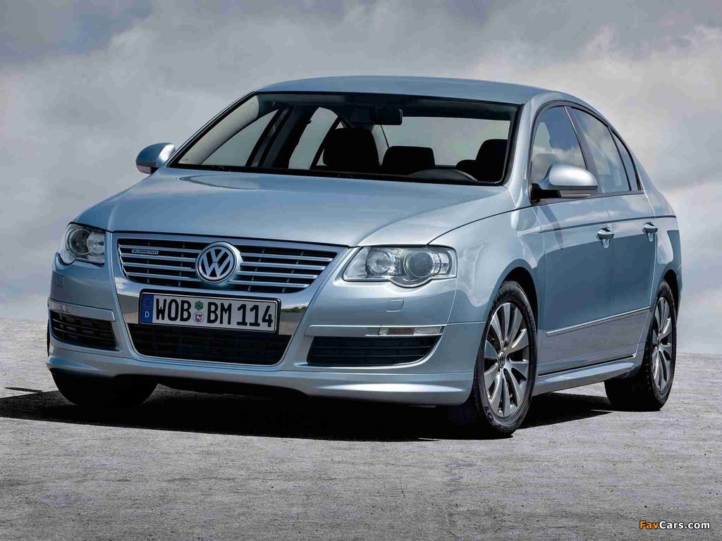 Volkswagen Passat BlueMotion R-Line Sedan (B6) 2009–10 photos (1024 x 768)