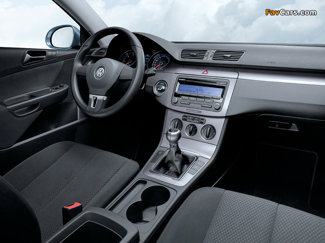 Volkswagen Passat BlueMotion R-Line Sedan (B6) 2009–10 photos (640 x 480)