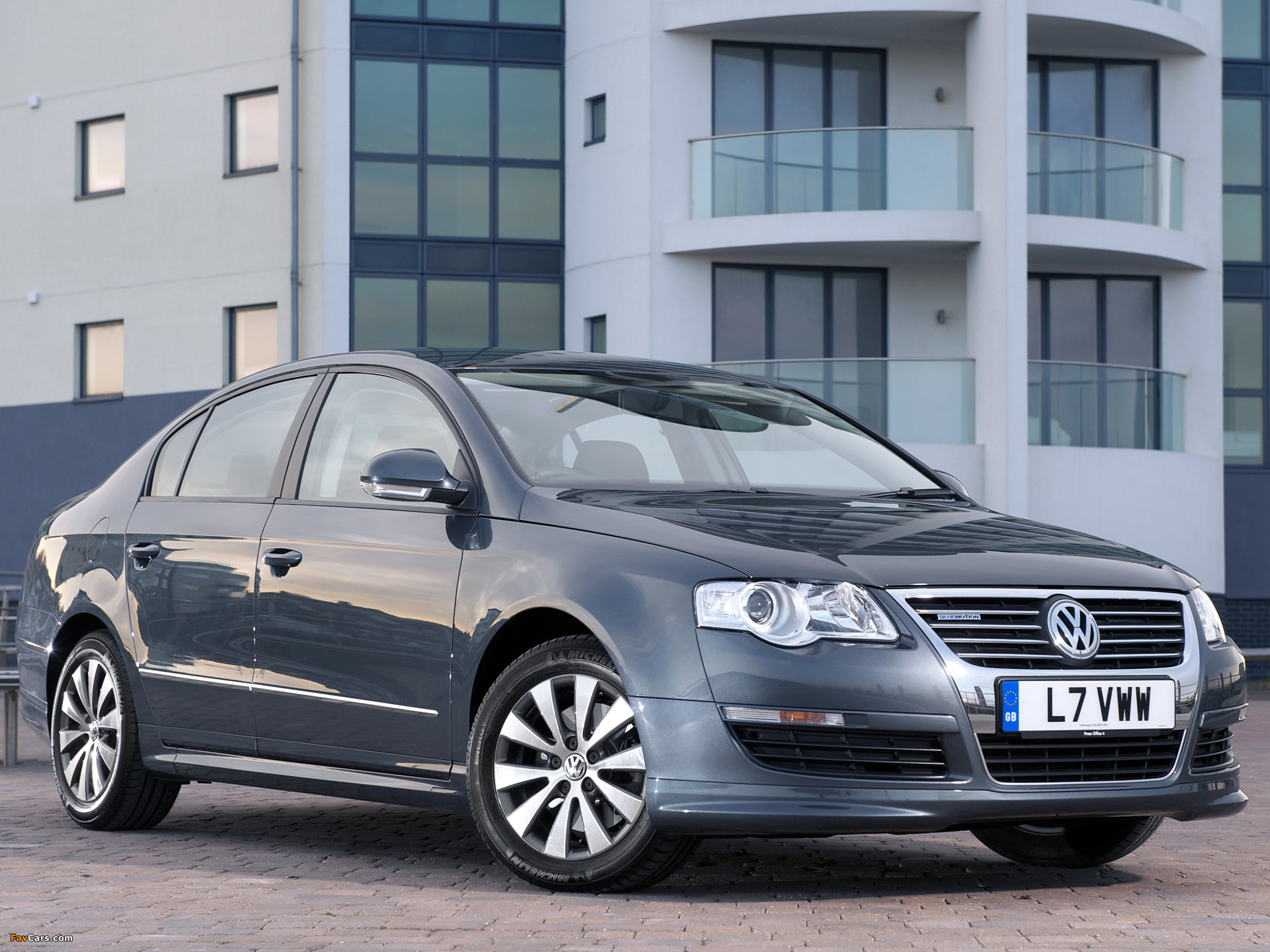 Volkswagen Passat BlueMotion R-Line Sedan UK-spec (B6) 2009–10 photos (2048 x 1536)