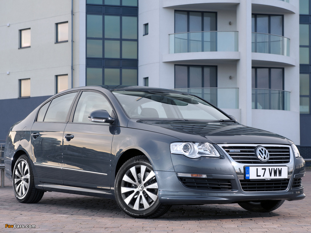 Volkswagen Passat BlueMotion R-Line Sedan UK-spec (B6) 2009–10 photos (1024 x 768)