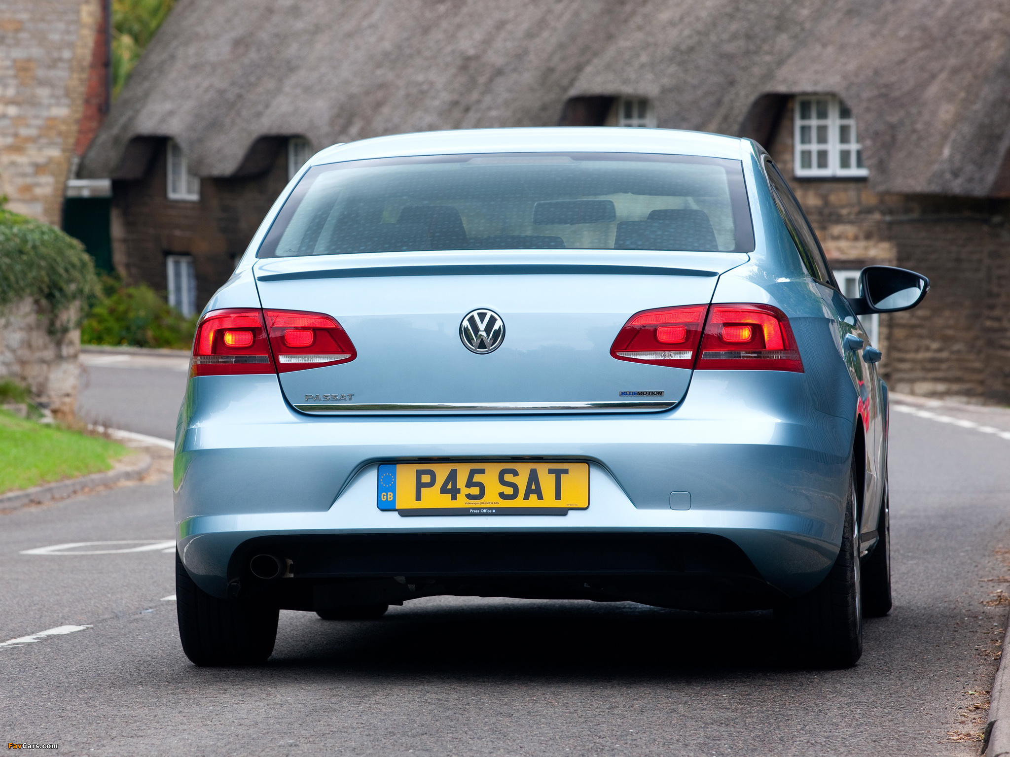 Volkswagen Passat BlueMotion UK-spec (B7) 2010 images (2048 x 1536)