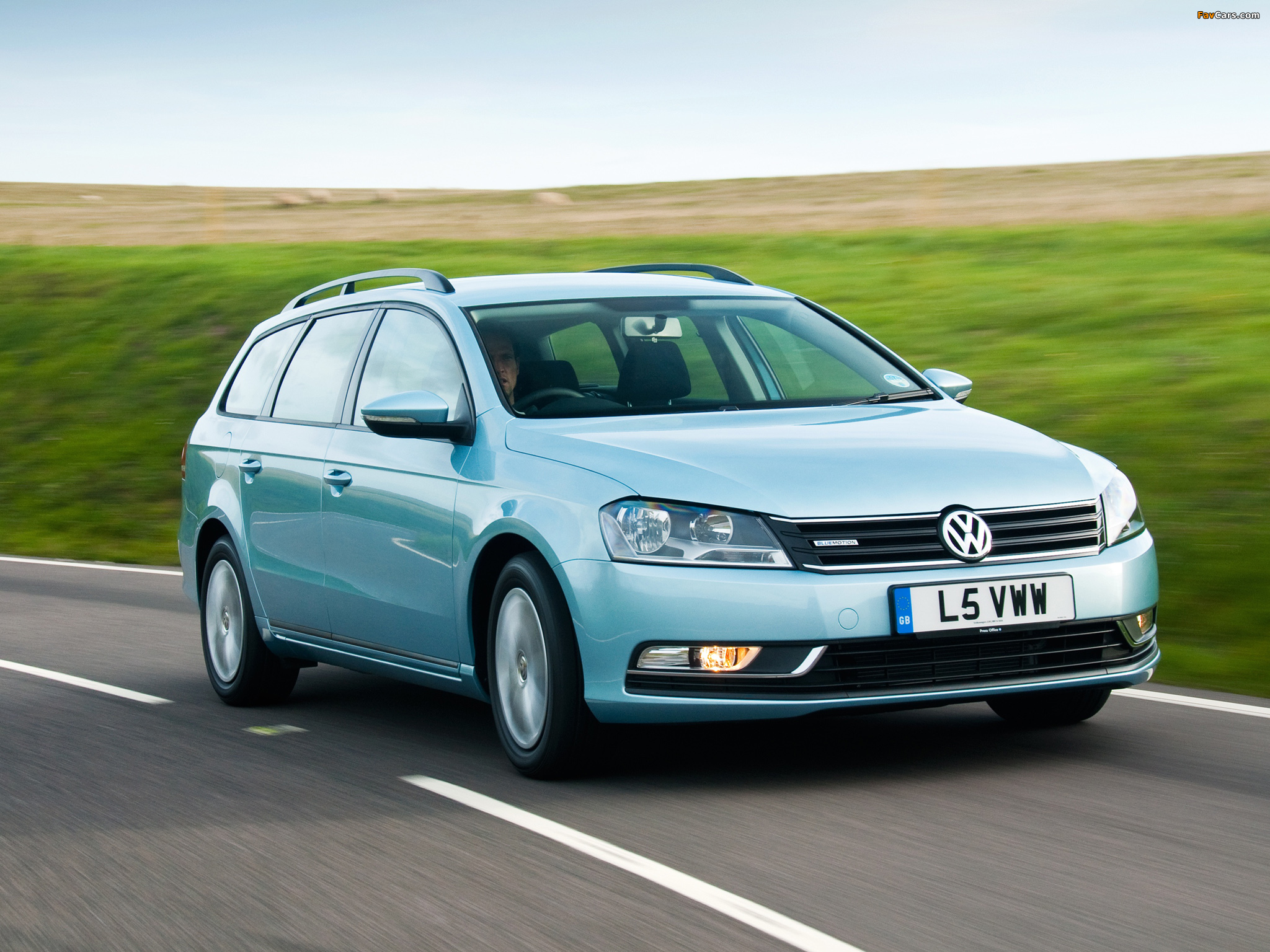 Volkswagen Passat BlueMotion Variant UK-spec (B7) 2010 pictures (2048 x 1536)