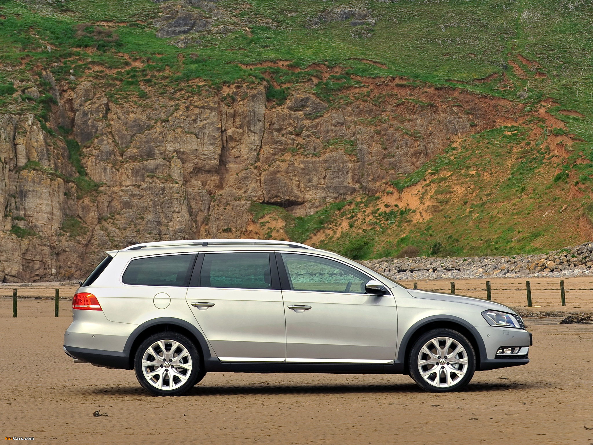 Volkswagen Passat Alltrack UK-spec (B7) 2012 images (2048 x 1536)