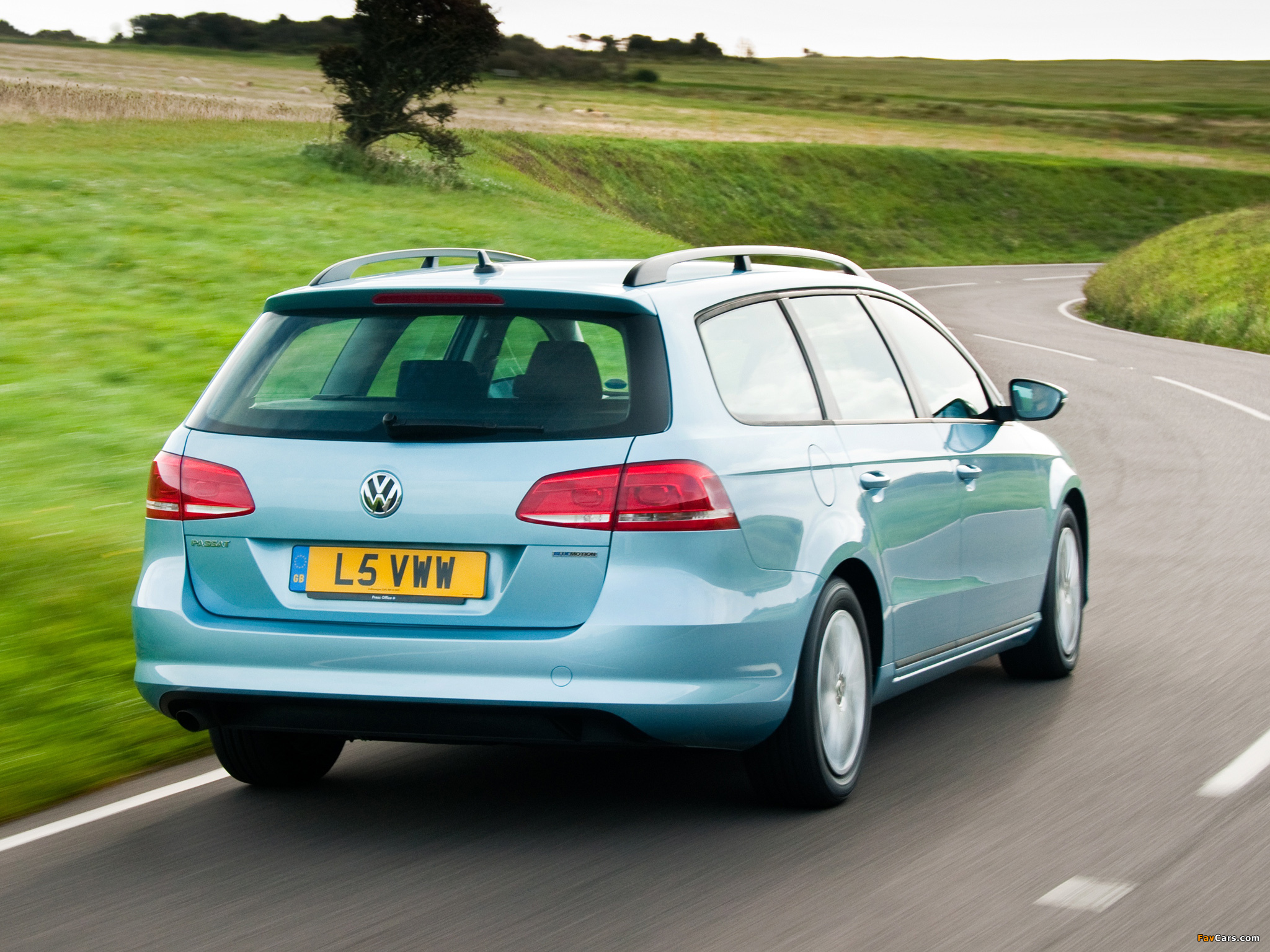 Volkswagen Passat BlueMotion Variant UK-spec (B7) 2010 wallpapers (2048 x 1536)