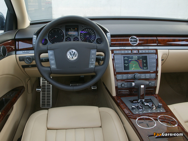 Volkswagen Phaeton W12 US-spec 2002–07 photos (640 x 480)