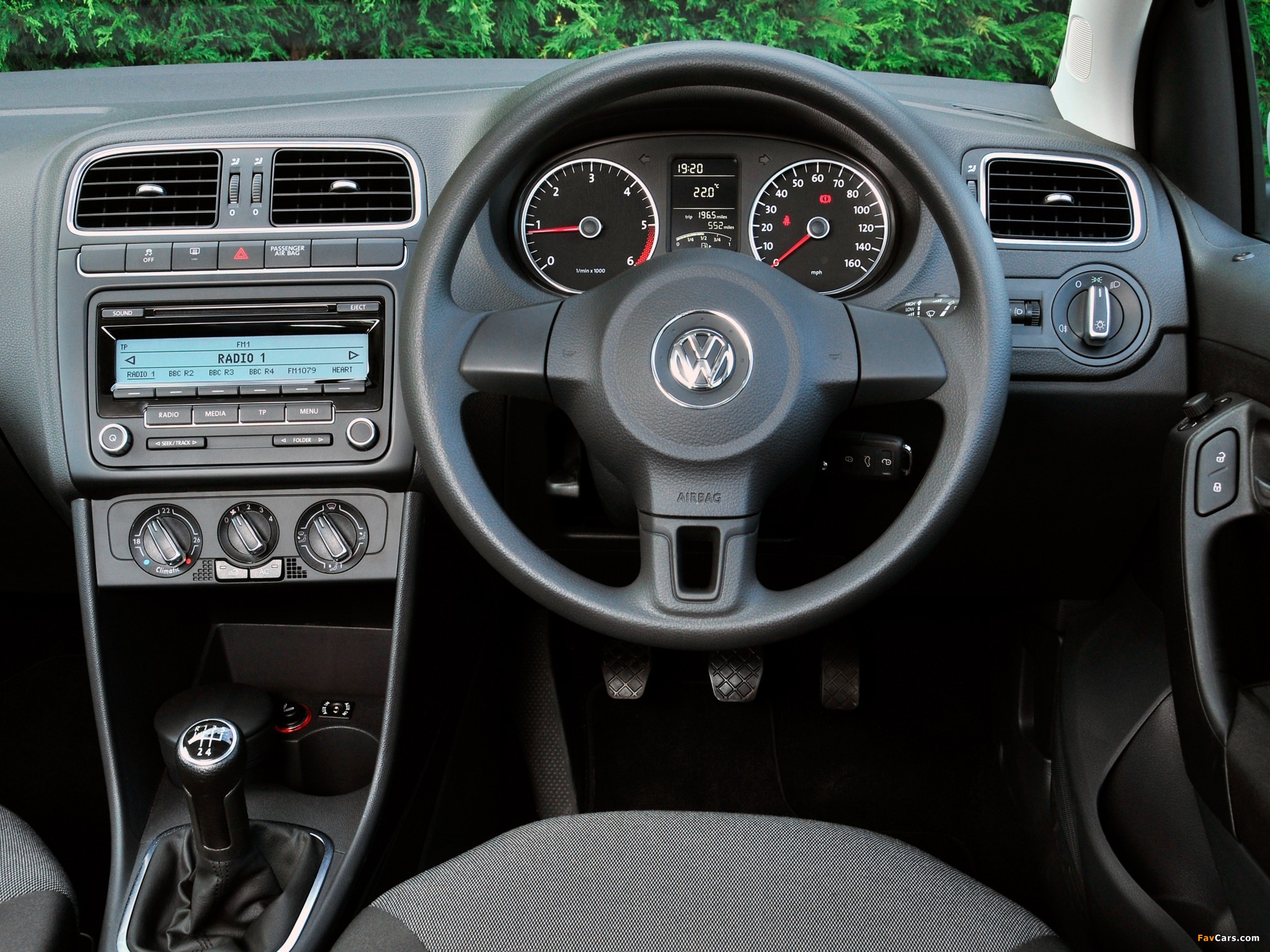 Images of Volkswagen Polo 5-door UK-spec (Typ 6R) 2009 (2048 x 1536)