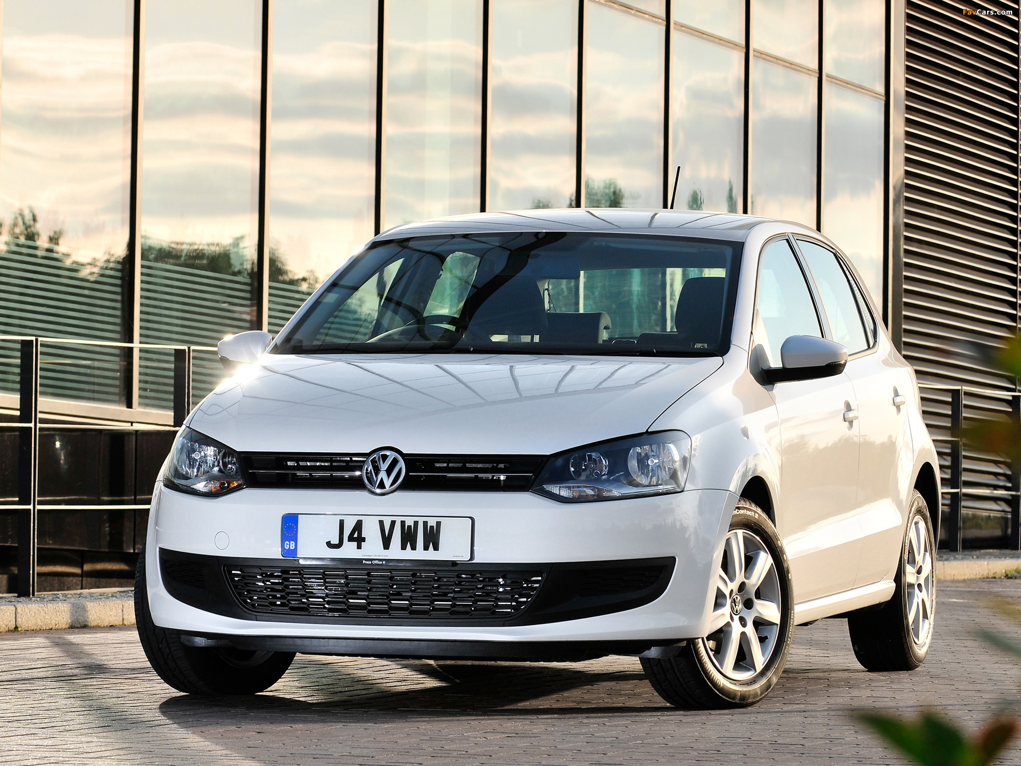 Images of Volkswagen Polo 5-door UK-spec (Typ 6R) 2009 (2048 x 1536)