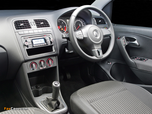 Images of Volkswagen Polo Sedan ZA-spec (V) 2010 (640 x 480)