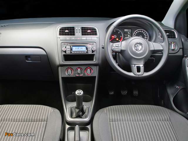 Photos of Volkswagen Polo Sedan ZA-spec (V) 2010 (640 x 480)