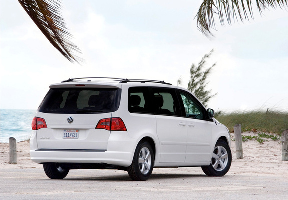 Images of Volkswagen Routan 2008–12