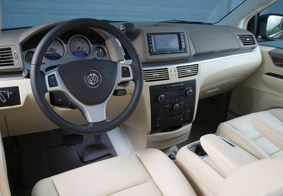 Volkswagen Routan 2008–12 photos