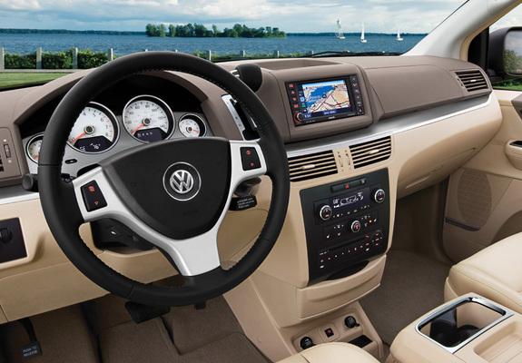 Volkswagen Routan 2008–12 pictures