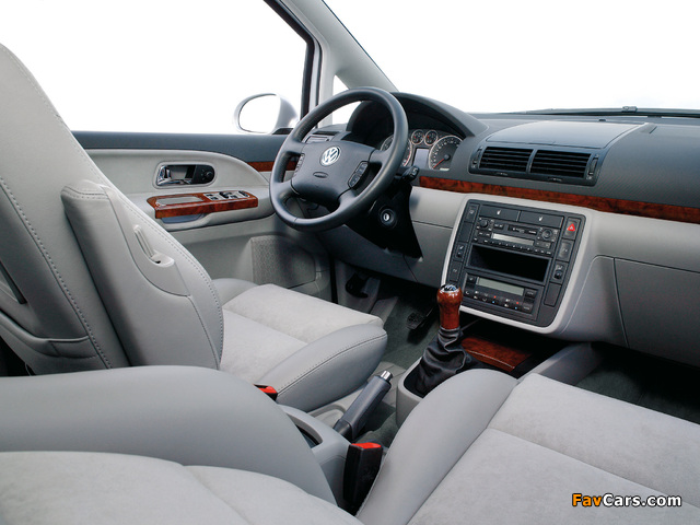 Photos of Volkswagen Sharan 2004–10 (640 x 480)