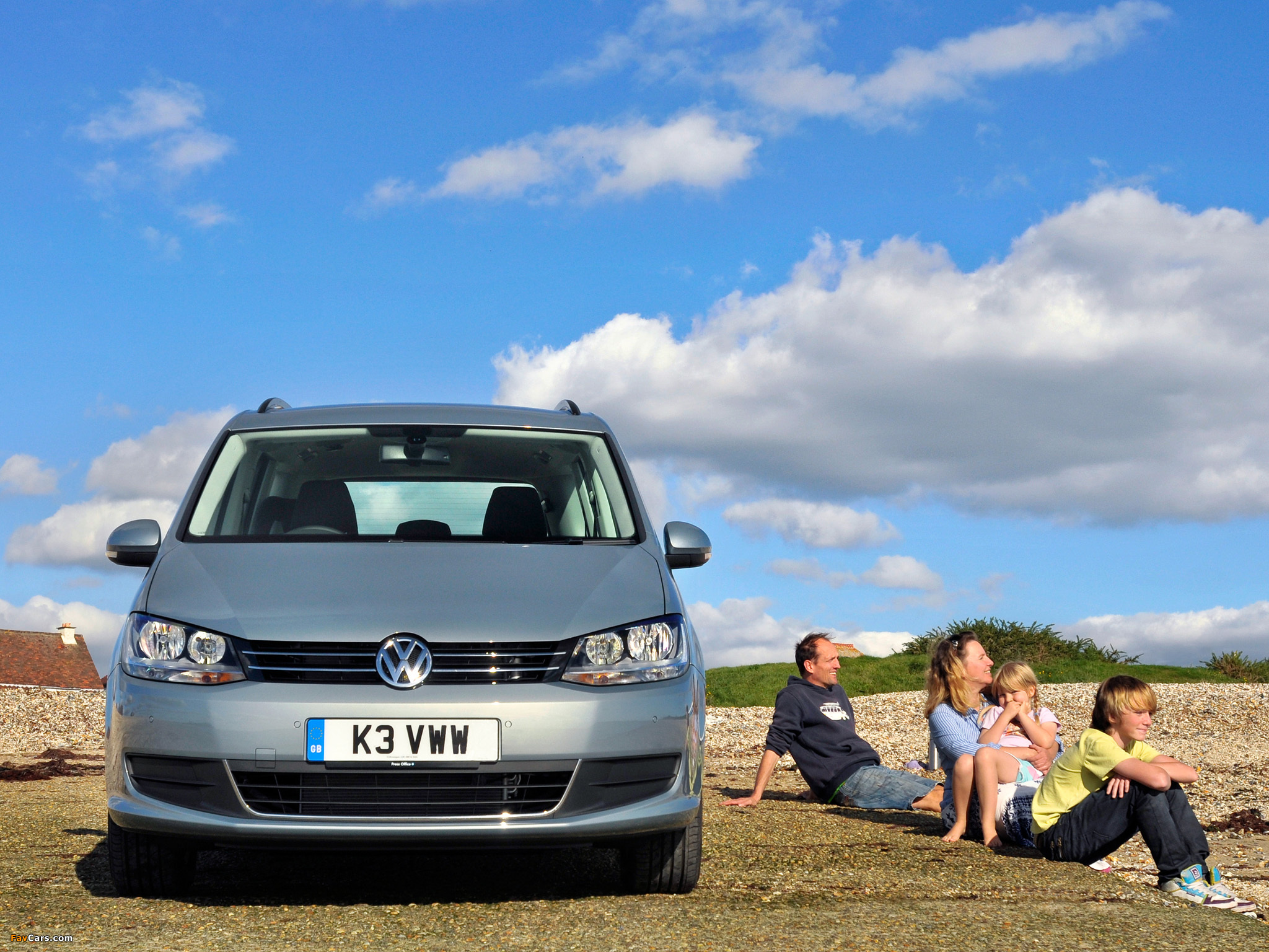 Photos of Volkswagen Sharan UK-spec 2010 (2048 x 1536)