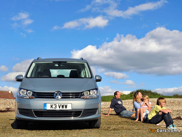Photos of Volkswagen Sharan UK-spec 2010 (640 x 480)