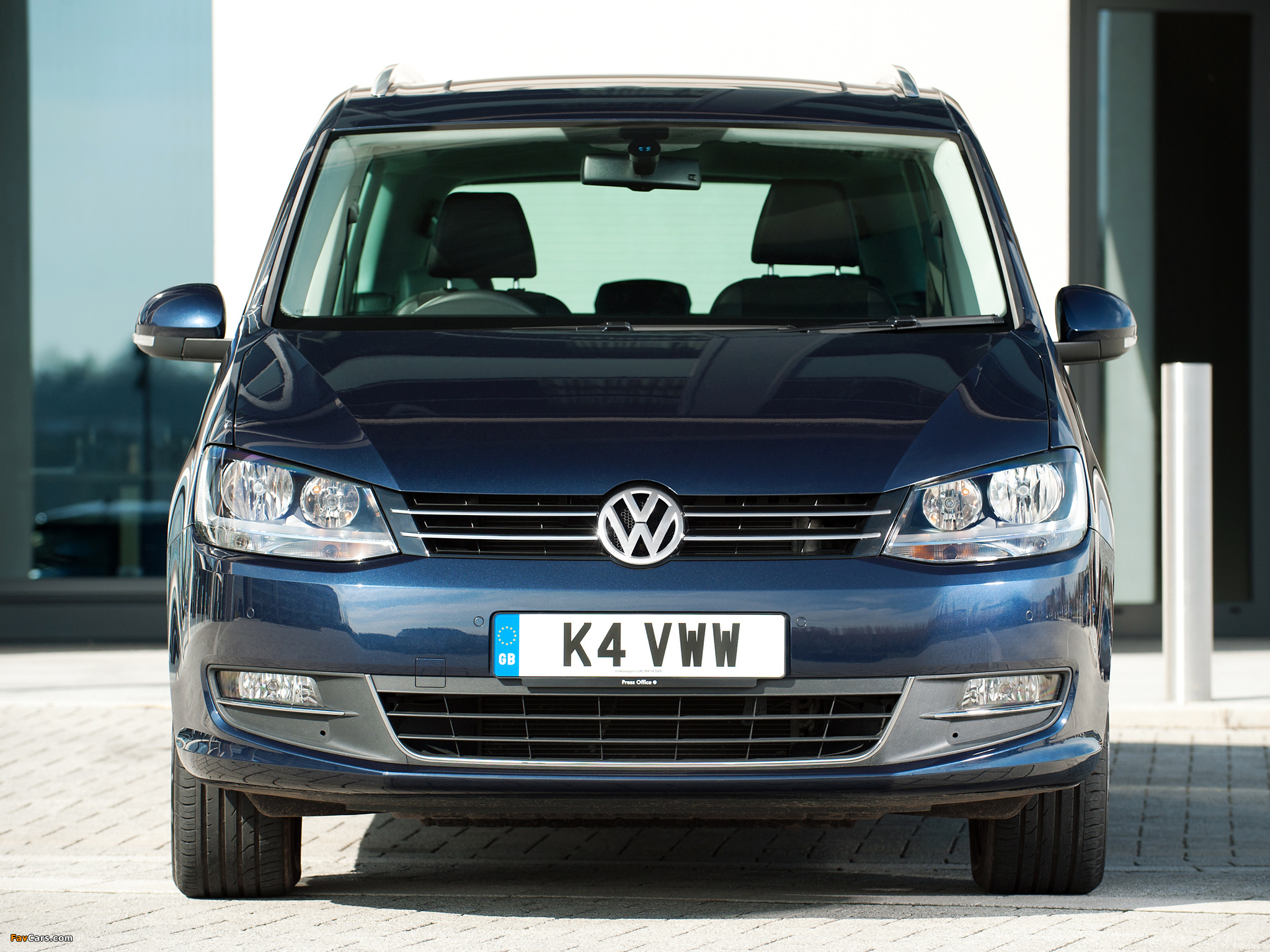 Photos of Volkswagen Sharan UK-spec 2010 (2048 x 1536)