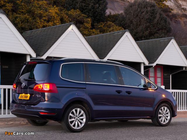 Photos of Volkswagen Sharan UK-spec 2010 (640 x 480)
