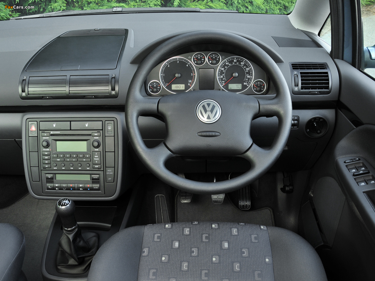 Volkswagen Sharan UK-spec 2004–10 photos (1280 x 960)