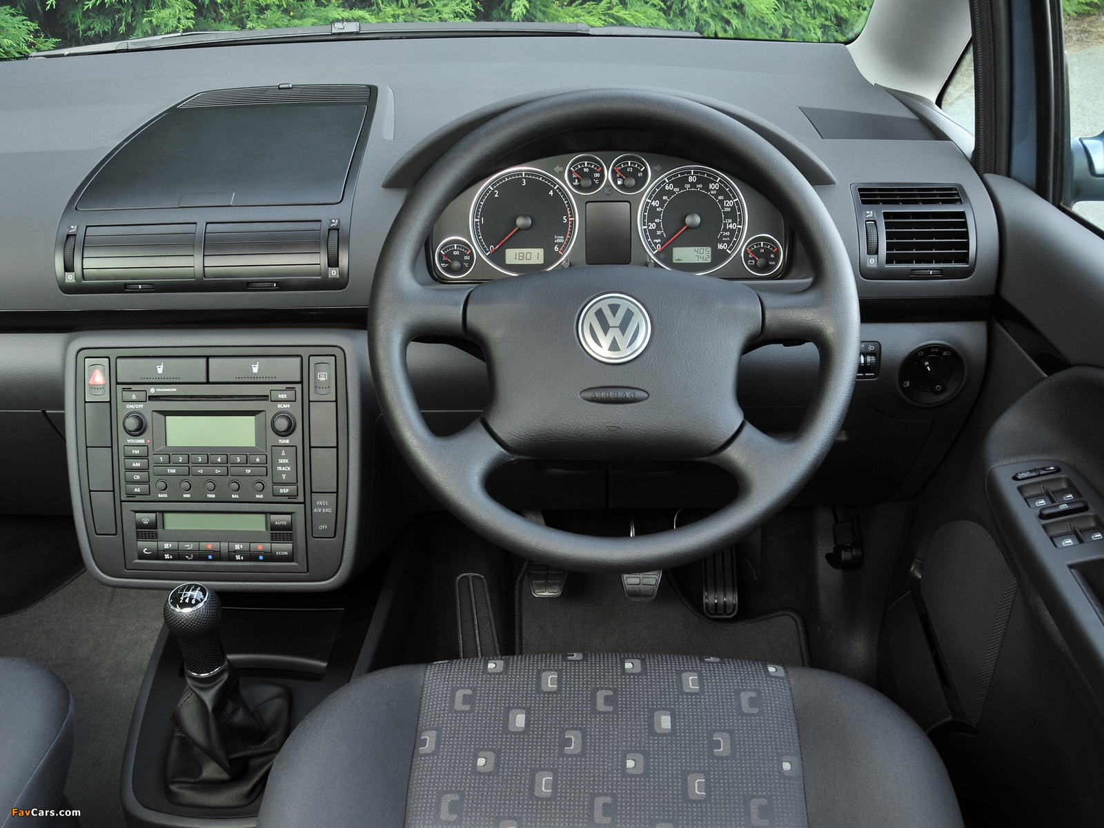 Volkswagen Sharan UK-spec 2004–10 photos (1600 x 1200)