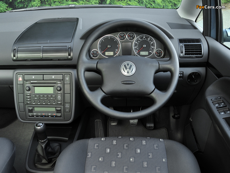 Volkswagen Sharan UK-spec 2004–10 photos (800 x 600)
