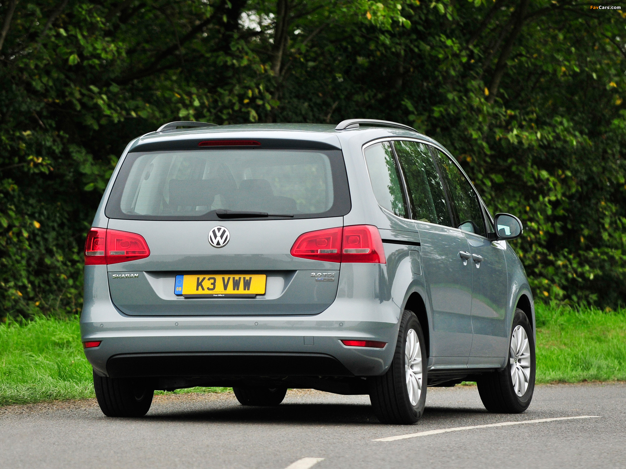 Volkswagen Sharan UK-spec 2010 images (2048 x 1536)