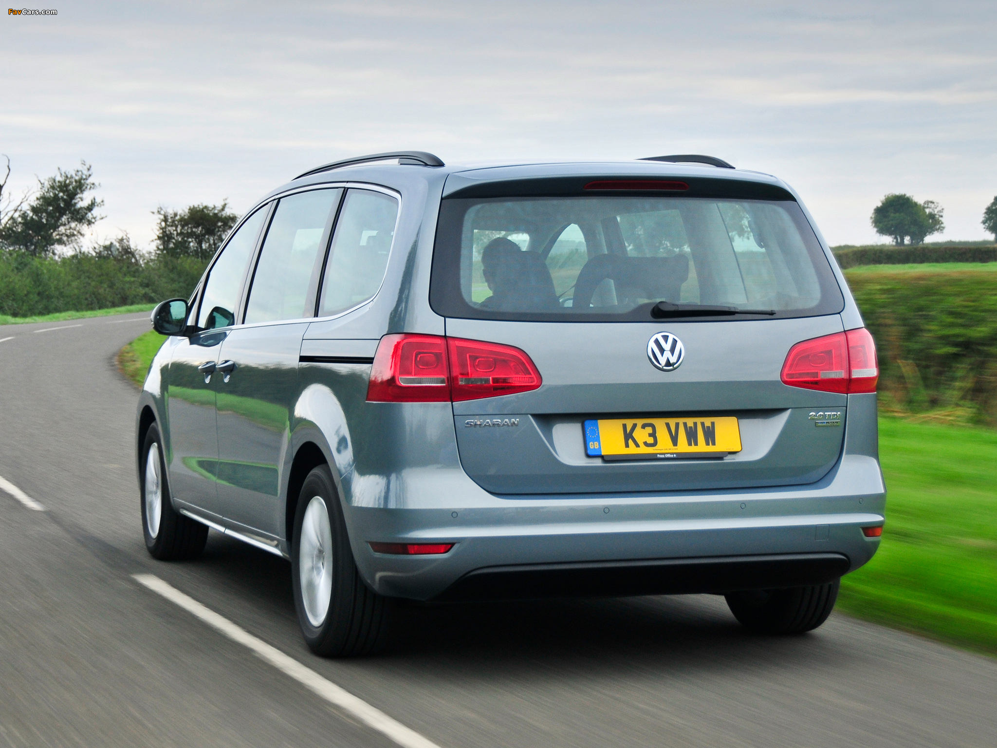 Volkswagen Sharan UK-spec 2010 images (2048 x 1536)