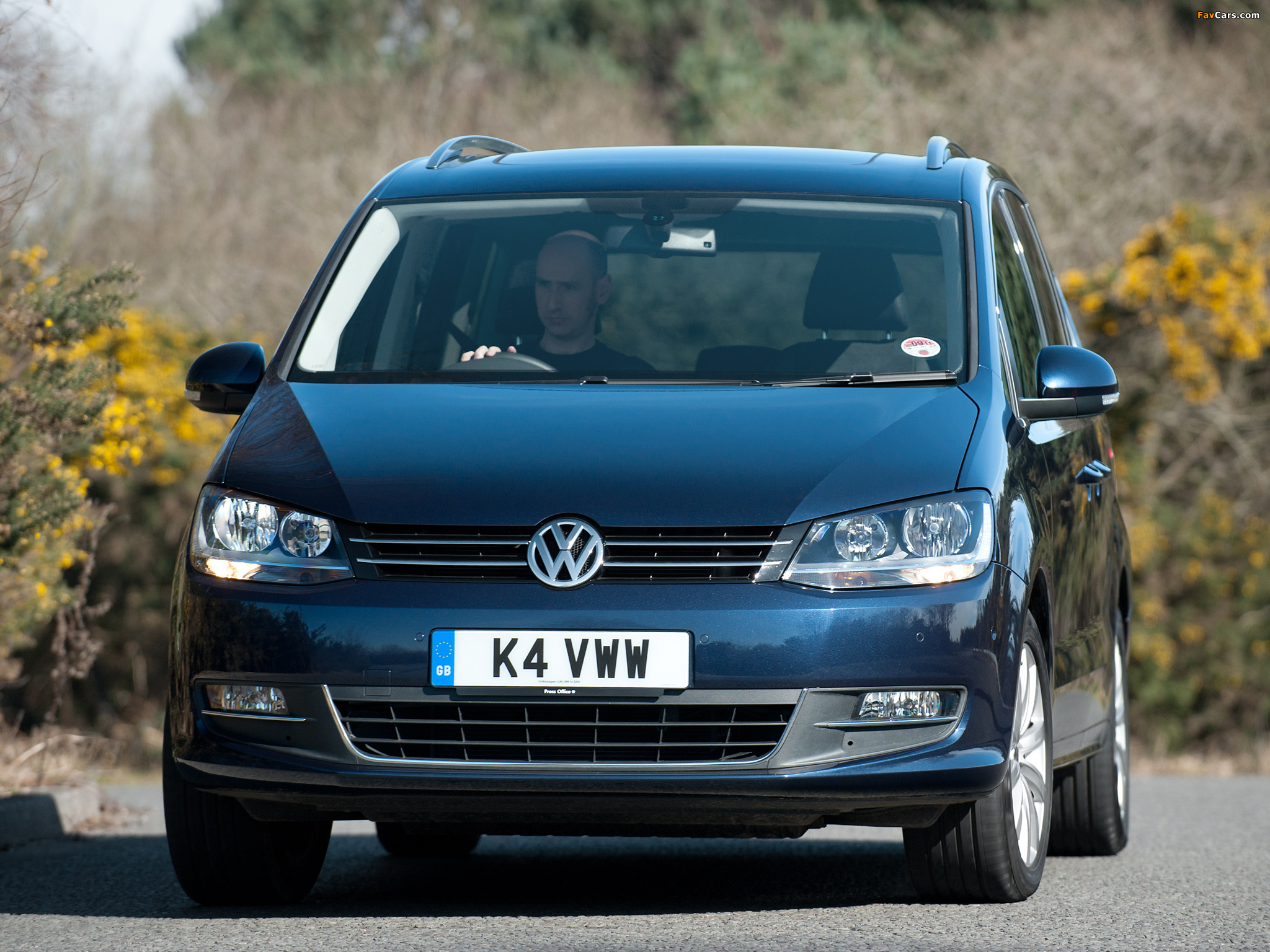 Volkswagen Sharan UK-spec 2010 pictures (2048 x 1536)