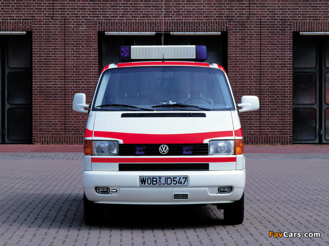 Pictures of Volkswagen T4 Transporter Ambulance 1990–2003 (640 x 480)