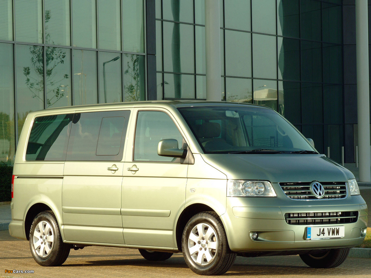 Images of Volkswagen T5 Caravelle UK-spec 2003–09 (1280 x 960)