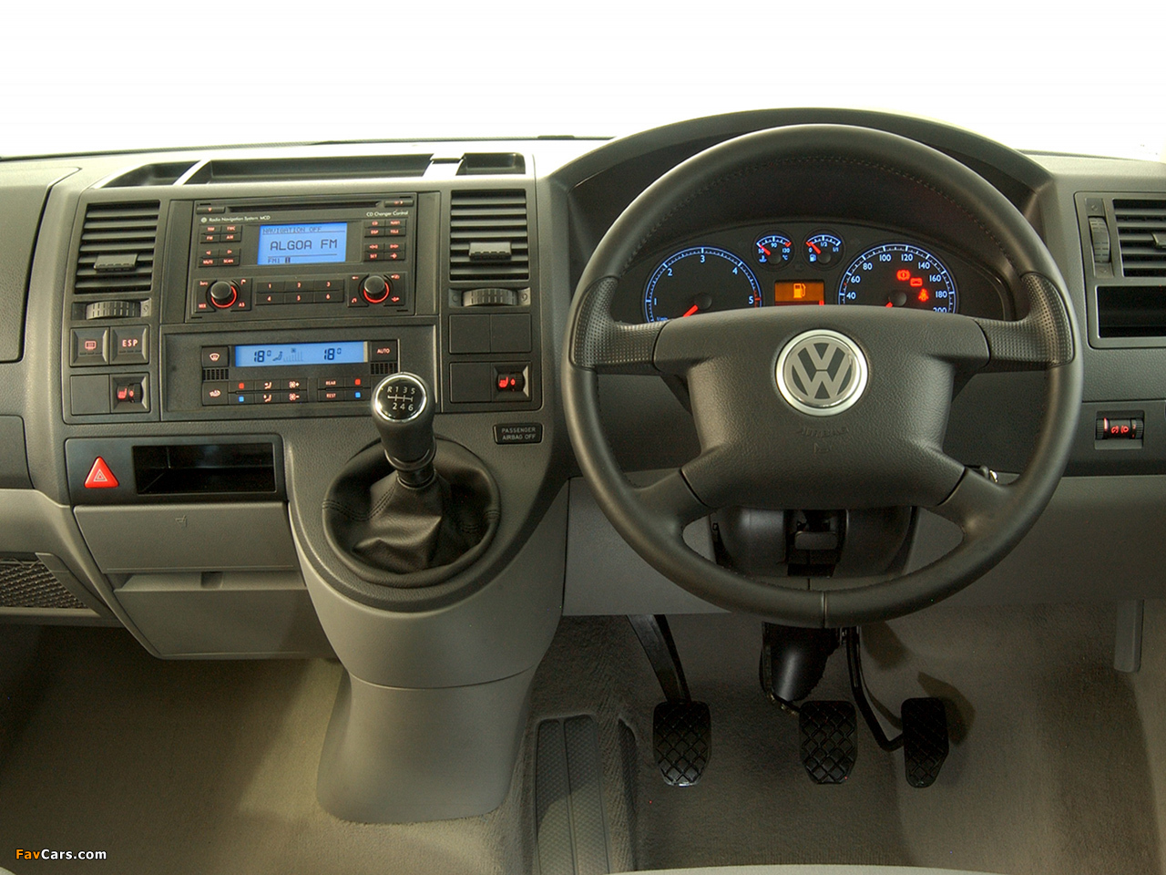 Photos of Volkswagen T5 Caravelle ZA-spec 2003–09 (1280 x 960)
