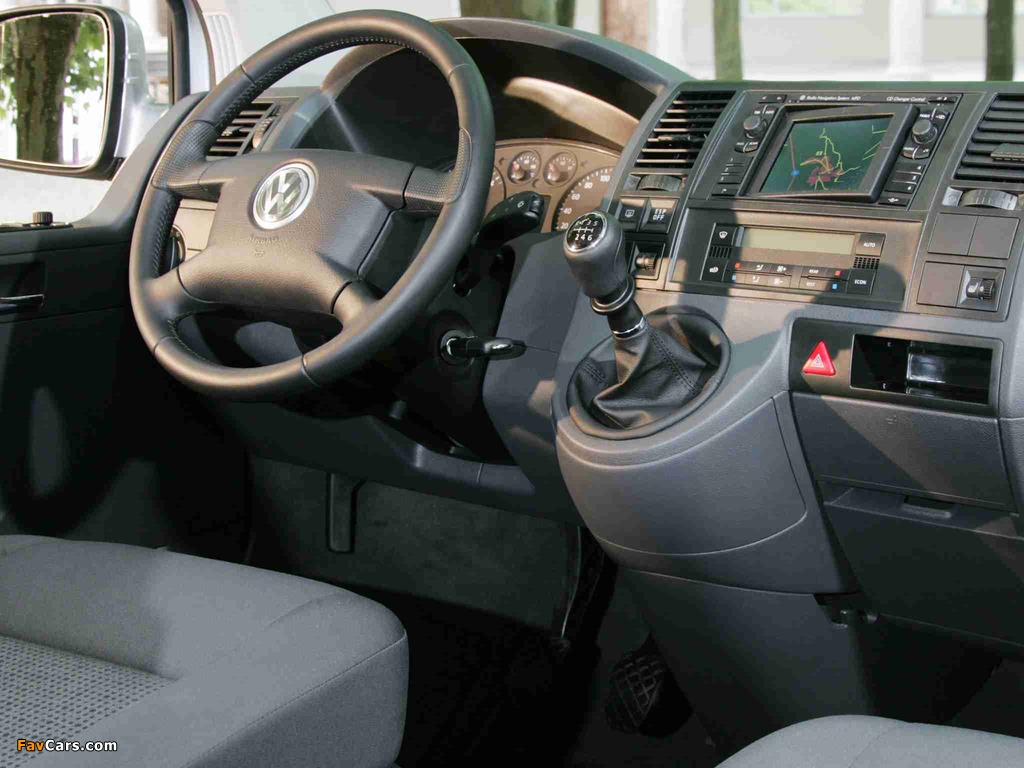Pictures of Volkswagen T5 Multivan Comfortline 2003–09 (1024 x 768)