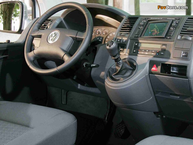 Pictures of Volkswagen T5 Multivan Comfortline 2003–09 (640 x 480)