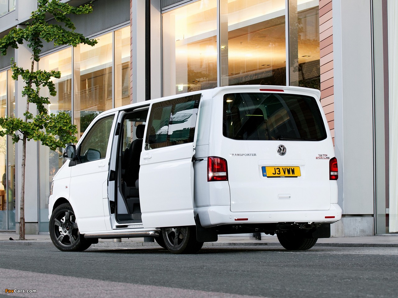 Volkswagen T5 Transporter Combi Sportline UK-spec 2011 pictures (1280 x 960)