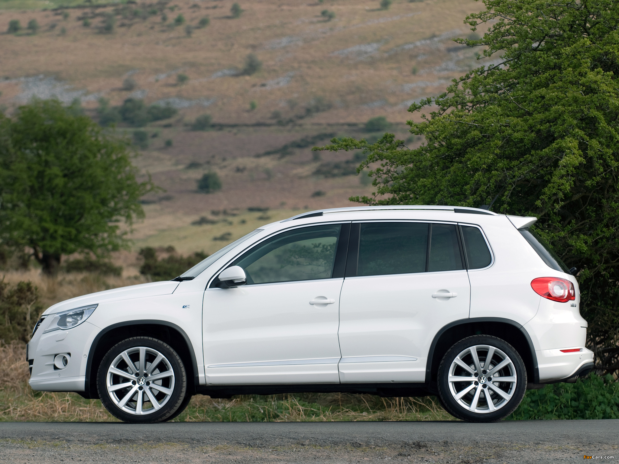 Images of Volkswagen Tiguan R-Line UK-spec 2010–11 (2048 x 1536)