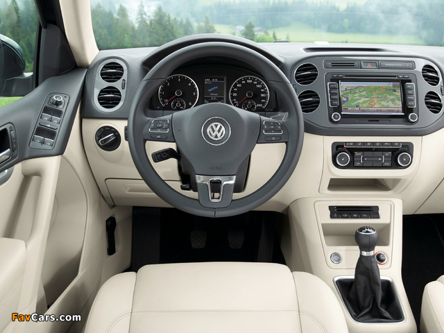 Images of Volkswagen Tiguan Sport & Style 2011 (640 x 480)